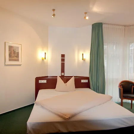 Parkhotel Unter Den Linden فندق 4*