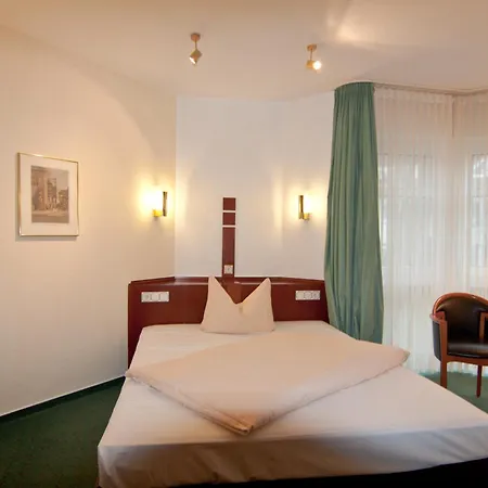 Parkhotel Unter Den Linden فندق 4*
