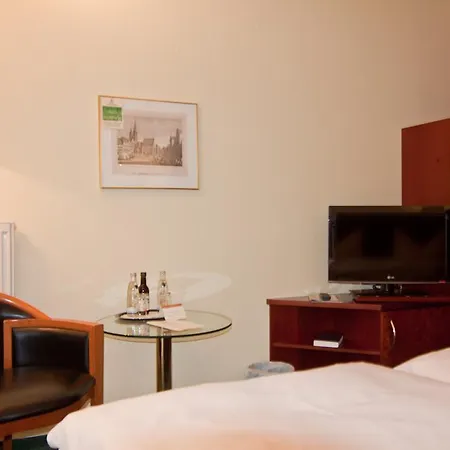 호텔 Parkhotel Unter Den Linden 4*