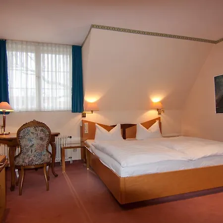 호텔 Parkhotel Unter Den Linden 4*