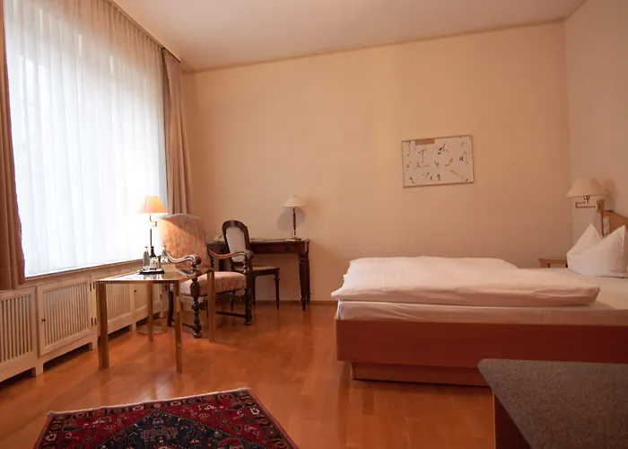 מלון Parkhotel Unter Den Linden 4*